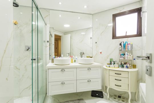 Apartamento em Indianópolis para compra, 3 quartos e academia no condomínio. — Banheiro da Suíte