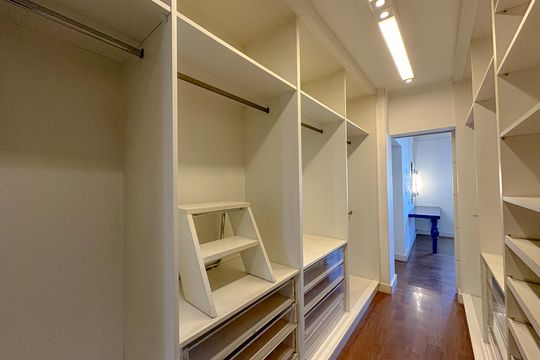 Apartamento à venda: 5 quartos, aceita animais. — Closet Suíte