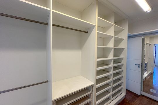 Apartamento à venda: 5 quartos, aceita animais. — Closet Suíte