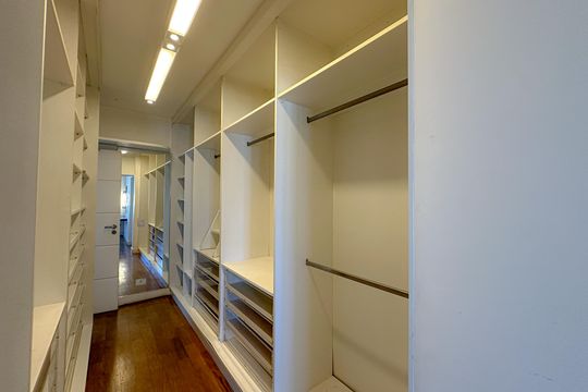 Apartamento à venda: 5 quartos, aceita animais. — Closet Suíte