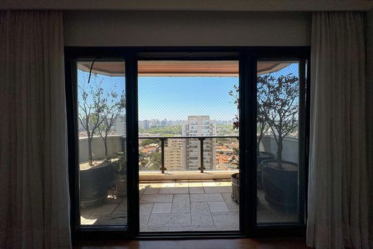 Apartamento à venda: 5 quartos, aceita animais. — Varanda