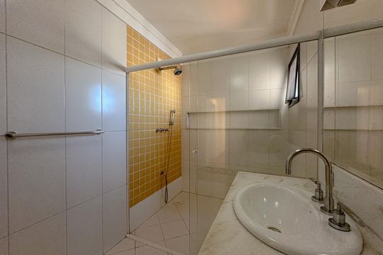 Apartamento à venda: 5 quartos, aceita animais. — Banheiro Social