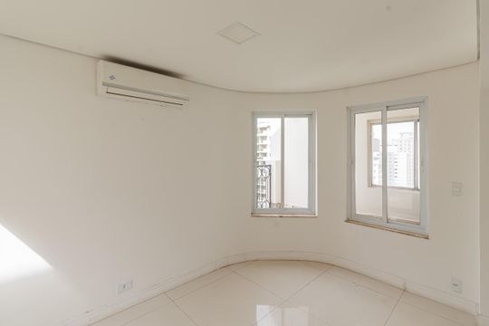 Comprar apartamento em Indianópolis com varanda, 3 quartos, 2 suítes e piscina no condomínio. — Sala