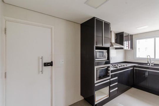 Comprar apartamento em Indianópolis com varanda, 3 quartos, 2 suítes e piscina no condomínio. — Cozinha