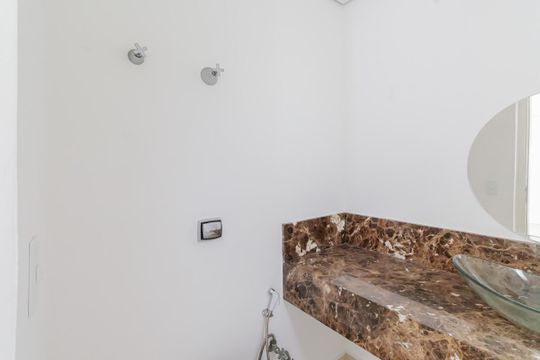 Comprar apartamento em Indianópolis com varanda, 3 quartos, 2 suítes e piscina no condomínio. — Lavabo