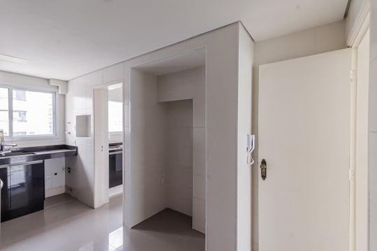 Comprar apartamento em Indianópolis com varanda, 3 quartos, 2 suítes e piscina no condomínio. — Cozinha
