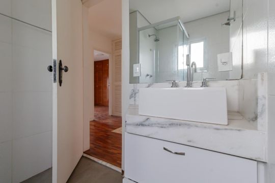 Comprar apartamento em Indianópolis com varanda, 3 quartos, 2 suítes e piscina no condomínio. — Banheiro