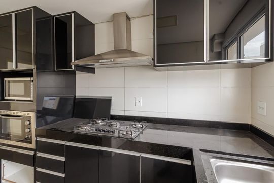 Comprar apartamento em Indianópolis com varanda, 3 quartos, 2 suítes e piscina no condomínio. — Cozinha