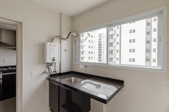 Comprar apartamento em Indianópolis com varanda, 3 quartos, 2 suítes e piscina no condomínio. — Área de Serviço
