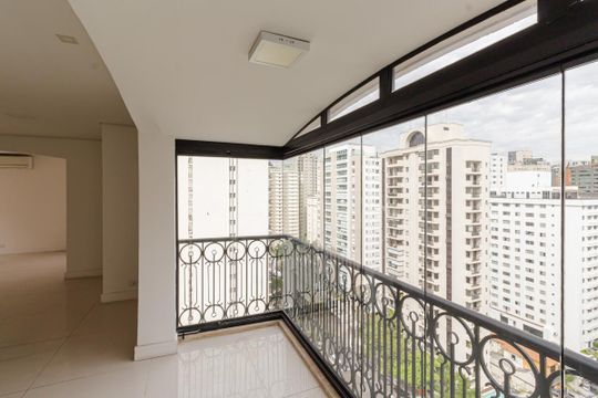Comprar apartamento em Indianópolis com varanda, 3 quartos, 2 suítes e piscina no condomínio. — Sacada Sala