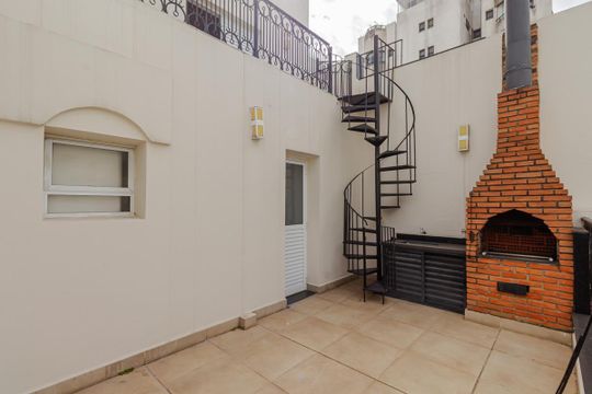 Comprar apartamento em Indianópolis com varanda, 3 quartos, 2 suítes e piscina no condomínio. — Varanda com Churrasqueira