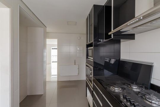 Comprar apartamento em Indianópolis com varanda, 3 quartos, 2 suítes e piscina no condomínio. — Cozinha