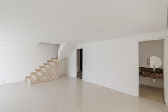 Comprar apartamento em Indianópolis com varanda, 3 quartos, 2 suítes e piscina no condomínio. — Sala