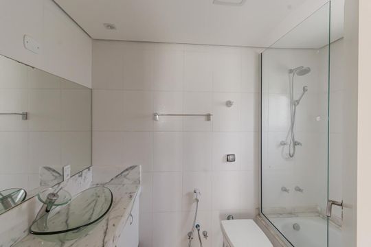 Comprar apartamento em Indianópolis com varanda, 3 quartos, 2 suítes e piscina no condomínio. — Banheiro da Suíte 1