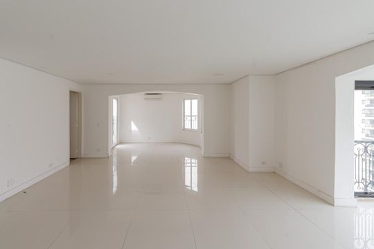 Comprar apartamento em Indianópolis com varanda, 3 quartos, 2 suítes e piscina no condomínio. — Sala