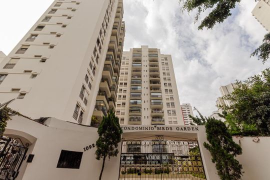 Comprar apartamento em Indianópolis com varanda, 3 quartos, 2 suítes e piscina no condomínio. — Fachada