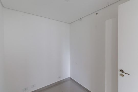 Comprar apartamento em Indianópolis com varanda, 3 quartos, 2 suítes e piscina no condomínio. — Quarto de Serviço