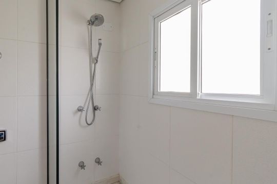 Comprar apartamento em Indianópolis com varanda, 3 quartos, 2 suítes e piscina no condomínio. — Banheiro da Suíte 1