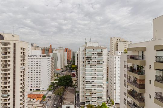 Comprar apartamento em Indianópolis com varanda, 3 quartos, 2 suítes e piscina no condomínio. — Sacada do Quarto 1
