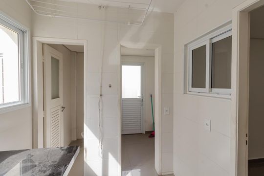 Comprar apartamento em Indianópolis com varanda, 3 quartos, 2 suítes e piscina no condomínio. — Área de Serviço