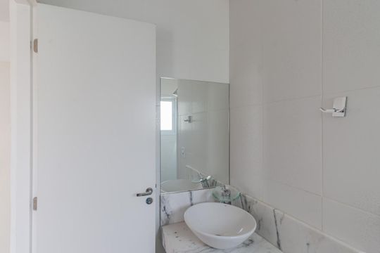 Comprar apartamento em Indianópolis com varanda, 3 quartos, 2 suítes e piscina no condomínio. — Banheiro da Suíte 2
