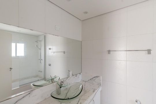Comprar apartamento em Indianópolis com varanda, 3 quartos, 2 suítes e piscina no condomínio. — Banheiro da Suíte 1