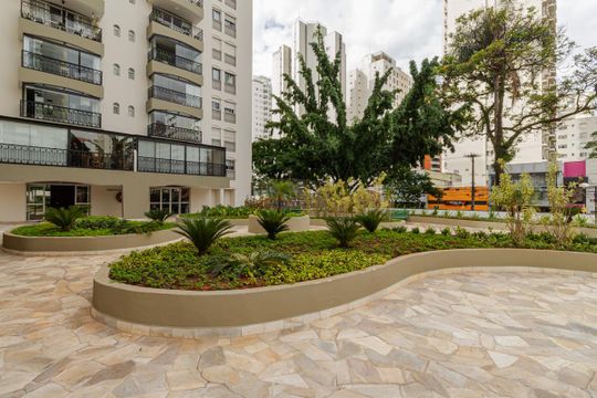 Comprar apartamento em Indianópolis com varanda, 3 quartos, 2 suítes e piscina no condomínio. — Área Comum