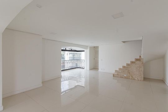 Comprar apartamento em Indianópolis com varanda, 3 quartos, 2 suítes e piscina no condomínio. — Sala