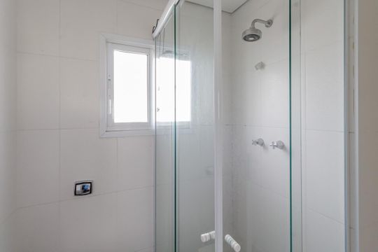 Comprar apartamento em Indianópolis com varanda, 3 quartos, 2 suítes e piscina no condomínio. — Banheiro