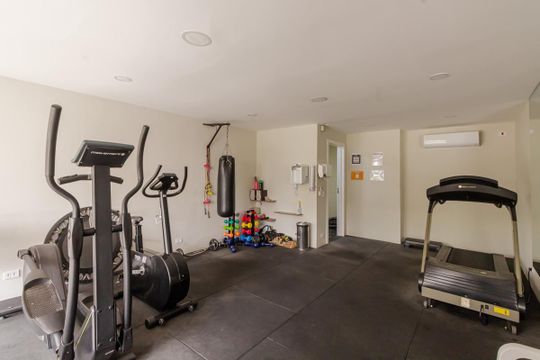Comprar apartamento em Indianópolis com varanda, 3 quartos, 2 suítes e piscina no condomínio. — Área comum - Academia