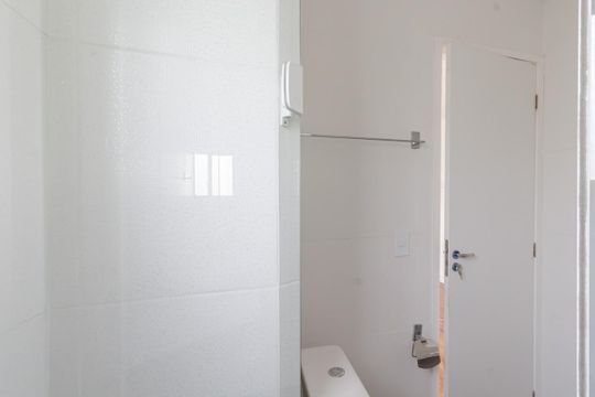 Comprar apartamento em Indianópolis com varanda, 3 quartos, 2 suítes e piscina no condomínio. — Banheiro da Suíte 2