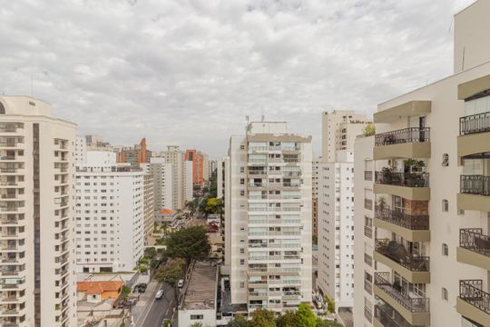 Comprar apartamento em Indianópolis com varanda, 3 quartos, 2 suítes e piscina no condomínio. — Sacada Sala