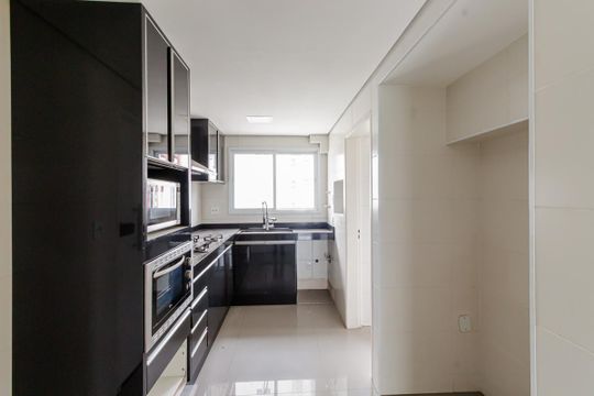 Comprar apartamento em Indianópolis com varanda, 3 quartos, 2 suítes e piscina no condomínio. — Cozinha