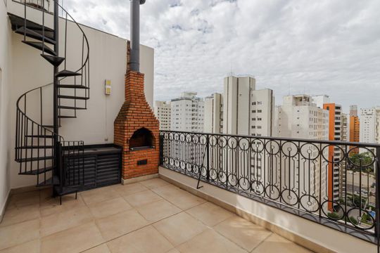Comprar apartamento em Indianópolis com varanda, 3 quartos, 2 suítes e piscina no condomínio. — Varanda com Churrasqueira