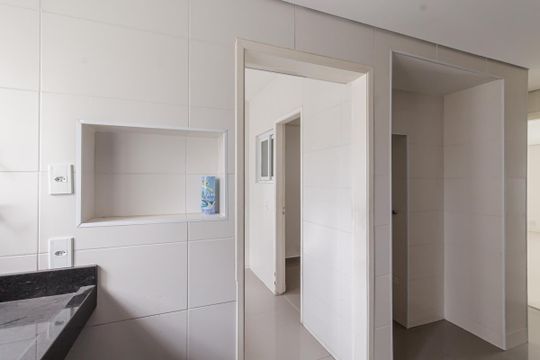 Comprar apartamento em Indianópolis com varanda, 3 quartos, 2 suítes e piscina no condomínio. — Cozinha