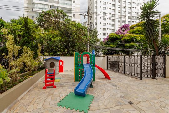Comprar apartamento em Indianópolis com varanda, 3 quartos, 2 suítes e piscina no condomínio. — Área Comum - Playground