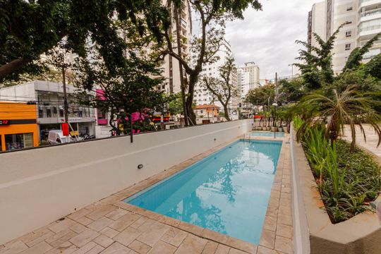 Comprar apartamento em Indianópolis com varanda, 3 quartos, 2 suítes e piscina no condomínio. — Área comum - Piscina
