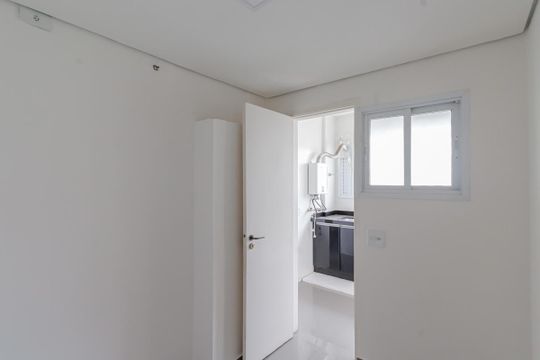Comprar apartamento em Indianópolis com varanda, 3 quartos, 2 suítes e piscina no condomínio. — Quarto de Serviço