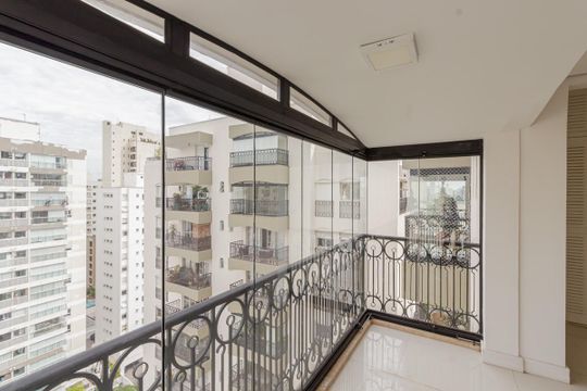 Comprar apartamento em Indianópolis com varanda, 3 quartos, 2 suítes e piscina no condomínio. — Sacada Sala