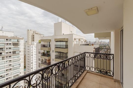 Comprar apartamento em Indianópolis com varanda, 3 quartos, 2 suítes e piscina no condomínio. — Sacada do Quarto 1