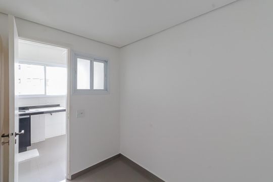 Comprar apartamento em Indianópolis com varanda, 3 quartos, 2 suítes e piscina no condomínio. — Quarto de Serviço