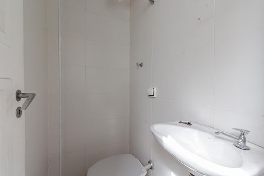 Comprar apartamento em Indianópolis com varanda, 3 quartos, 2 suítes e piscina no condomínio. — Banheiro de serviço