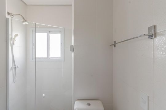 Comprar apartamento em Indianópolis com varanda, 3 quartos, 2 suítes e piscina no condomínio. — Banheiro da Suíte 2