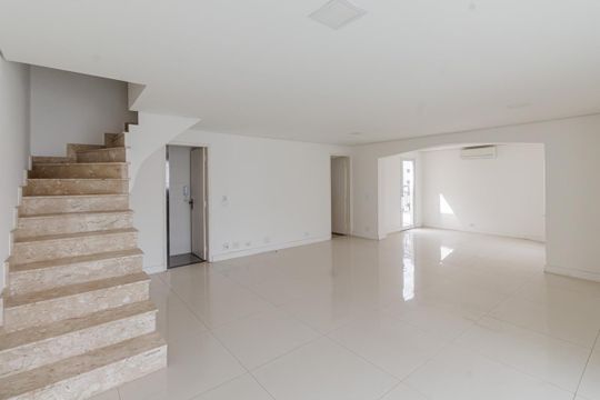 Comprar apartamento em Indianópolis com varanda, 3 quartos, 2 suítes e piscina no condomínio. — Sala