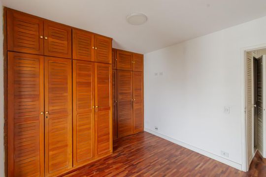 Comprar apartamento em Indianópolis com varanda, 3 quartos, 2 suítes e piscina no condomínio. — Quarto 1