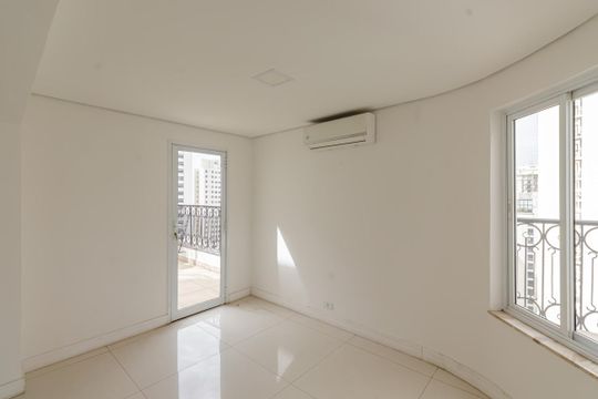 Comprar apartamento em Indianópolis com varanda, 3 quartos, 2 suítes e piscina no condomínio. — Sala