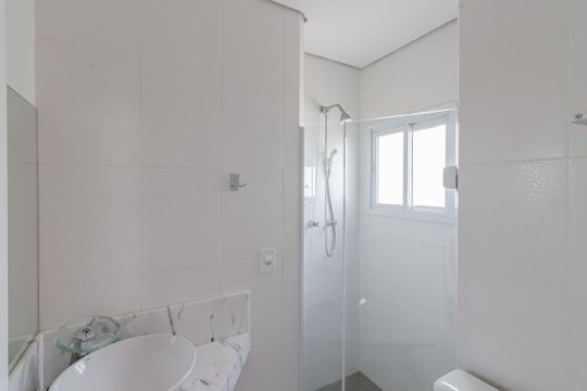 Comprar apartamento em Indianópolis com varanda, 3 quartos, 2 suítes e piscina no condomínio. — Banheiro da Suíte 2