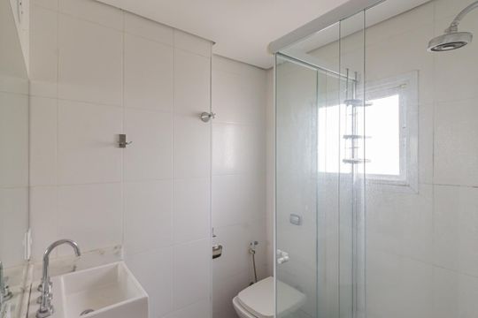Comprar apartamento em Indianópolis com varanda, 3 quartos, 2 suítes e piscina no condomínio. — Banheiro