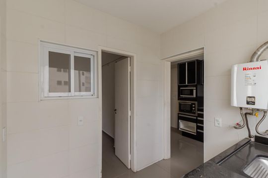 Comprar apartamento em Indianópolis com varanda, 3 quartos, 2 suítes e piscina no condomínio. — Área de Serviço
