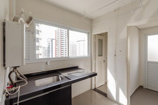 Comprar apartamento em Indianópolis com varanda, 3 quartos, 2 suítes e piscina no condomínio. — Área de Serviço